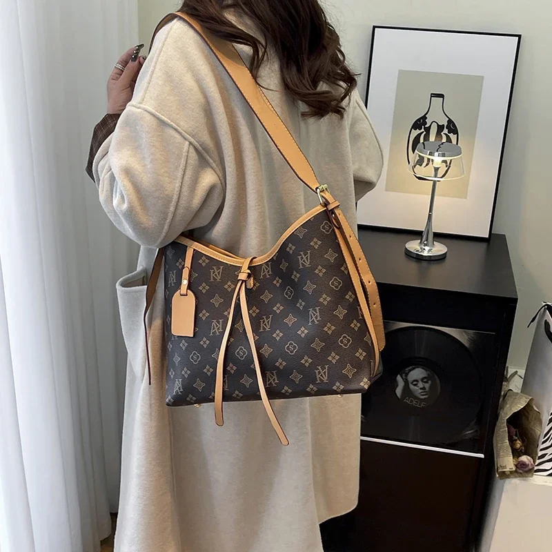 

Elegant Ladies Messenger Bag, High-Quality Leather Shoulder Bag For Women With Famous Designer Practical Style