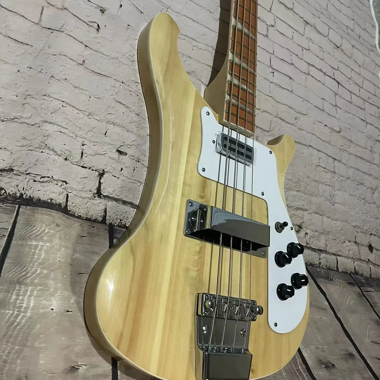 Electric bass 4 chord Rickenbacker bass, with a solid wood color body and a real picture of the shipped product. Orders will be