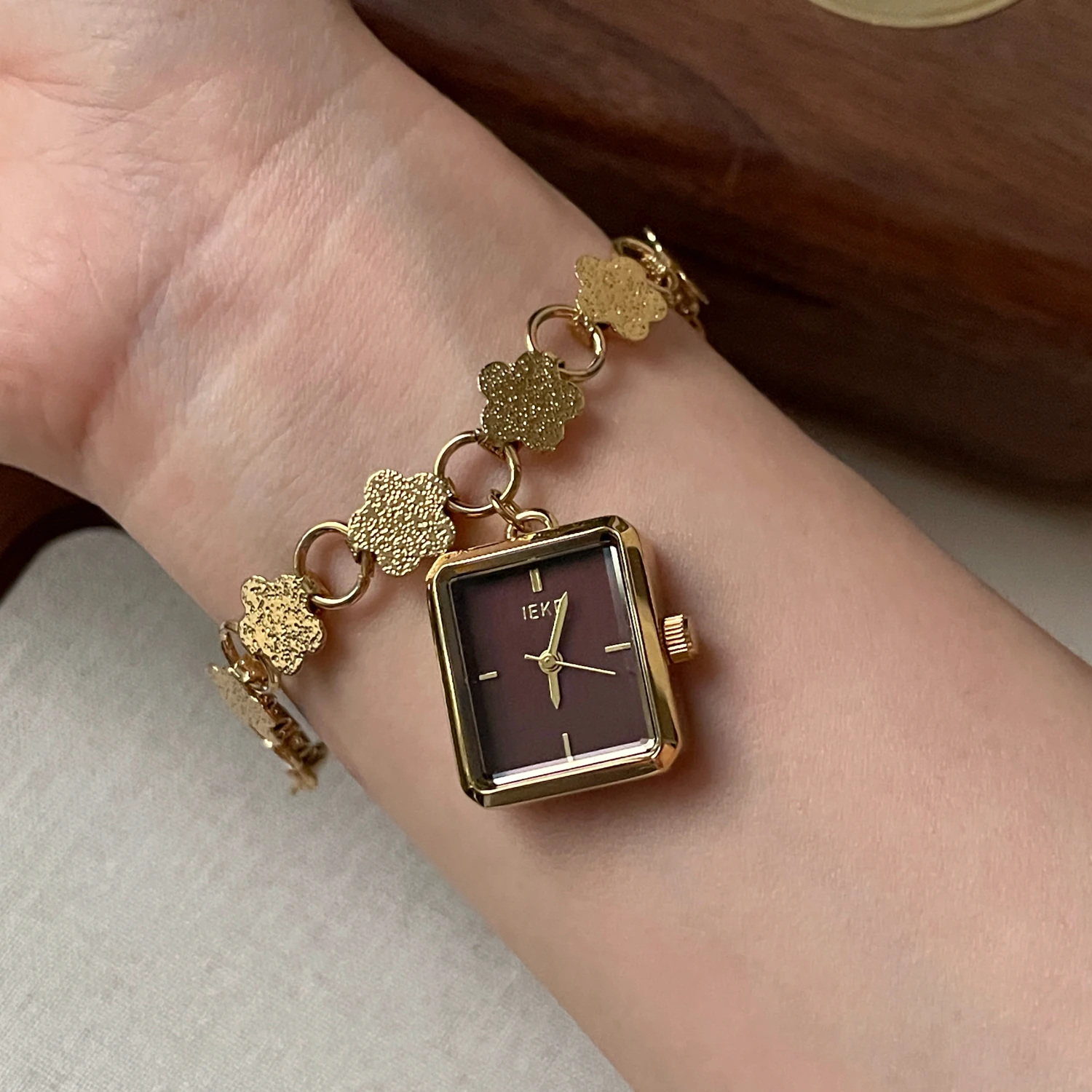 

New Bracelet-Style Sunflower Art Watch For Women, Retro Burgundy Elegant Wristwatch, Trendy High-End Luxury Women'S Watch.