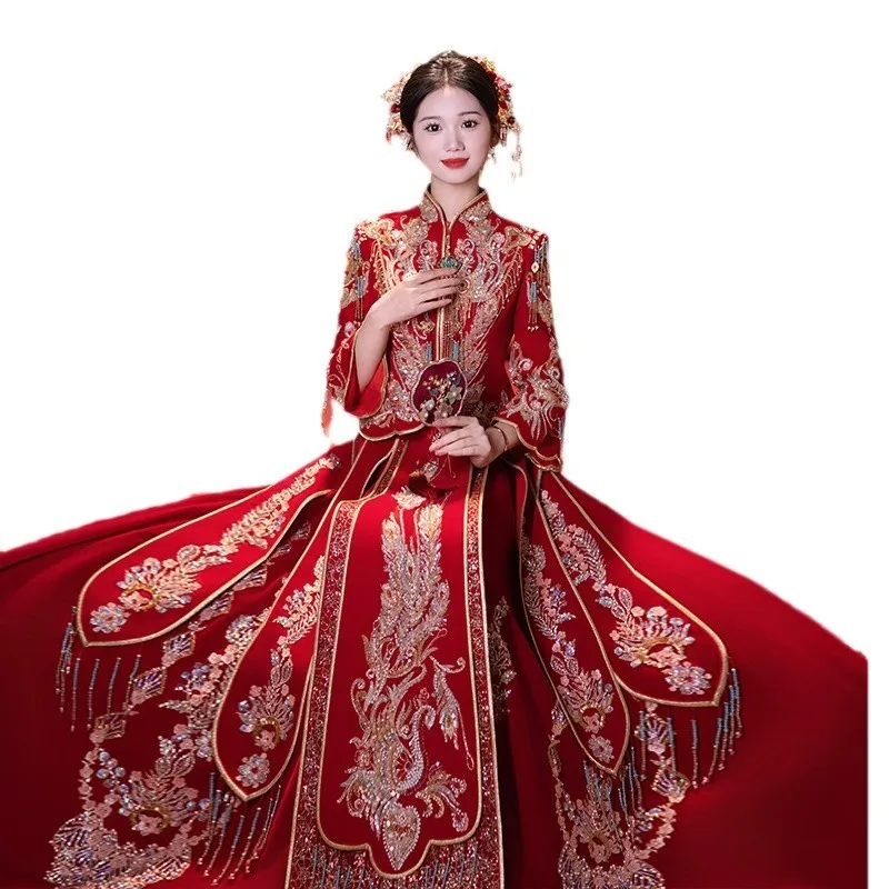 The new heavy-duty velvet Chinese-style wedding dress is presented for toasting