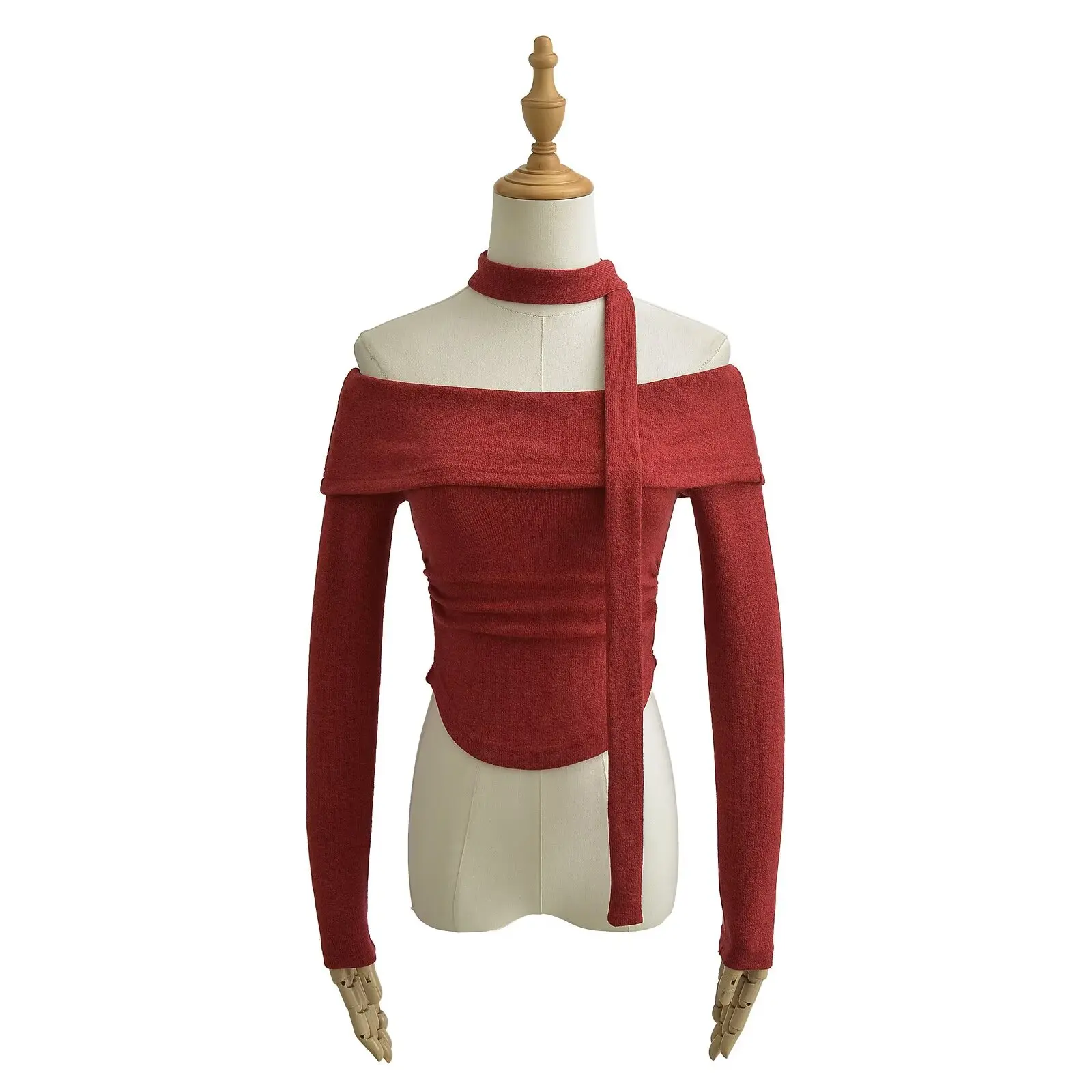 เสื้อไหมพรมแขนยาวทรงเข้ารูป ดีไซน์เปิดไหล่ข้างเดียว แต่งระบายช่วงเอว ช่วยพรางหุ่น ให้ลุคสาวฮอต