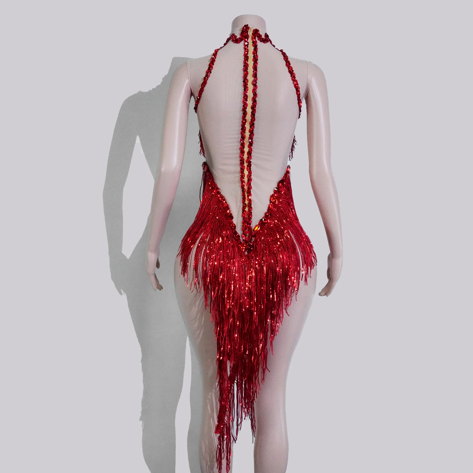 Kostium do tańca latynoamerykańskiego, błyszcząca czerwona sukienka mini z dżetami, frędzlami, prześwitująca, strój dla piosenkarki, na studniówkę, do tańca na rurze, na występ, strój drag queen