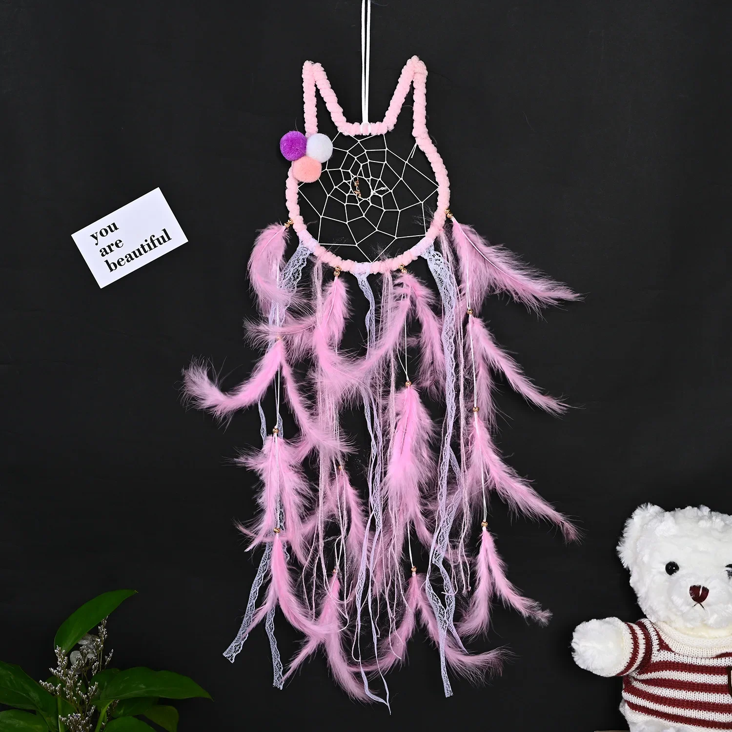 Windchime in pizzo con palla con pompon per ragazze, acchiappasogni per gatti carini con luci, ornamenti fatti a mano con fascia in pizzo, piume, decorazioni per la stanza