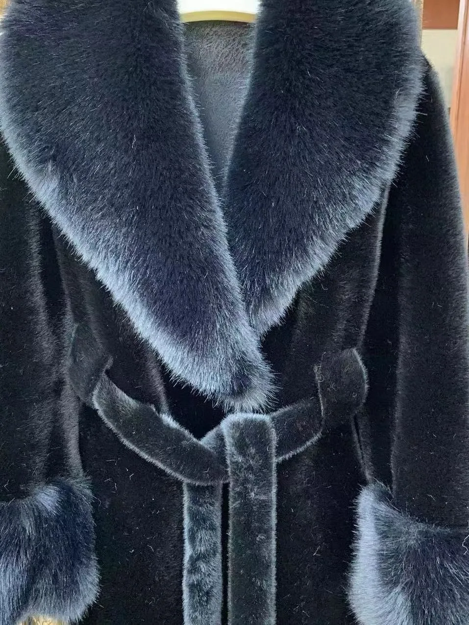 Sumptuously-Lined Coat Slim-Fit Body-Shaping Elegant Coat Faux-Fox Ultra-Plush Eco-Friendly Coat Warm Chic Women's Jacket