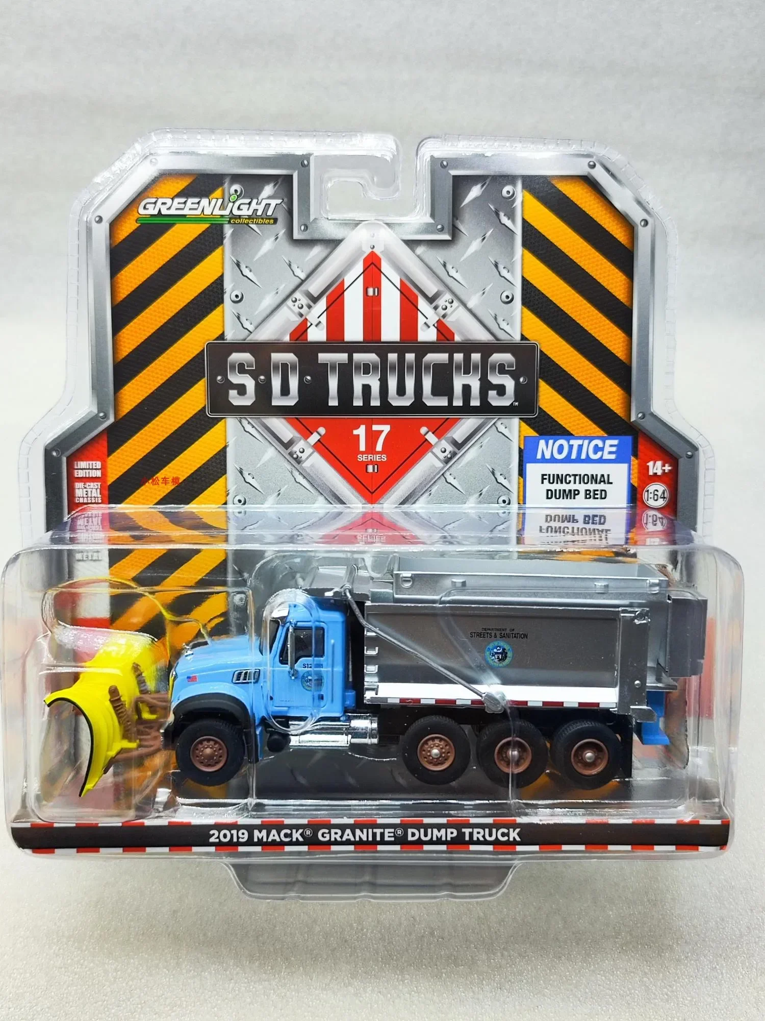 

1: 64 2019 Mack Granite Dump Truck with Snow Sweeper and Salt Spreader Alloy car model collection gift ornaments