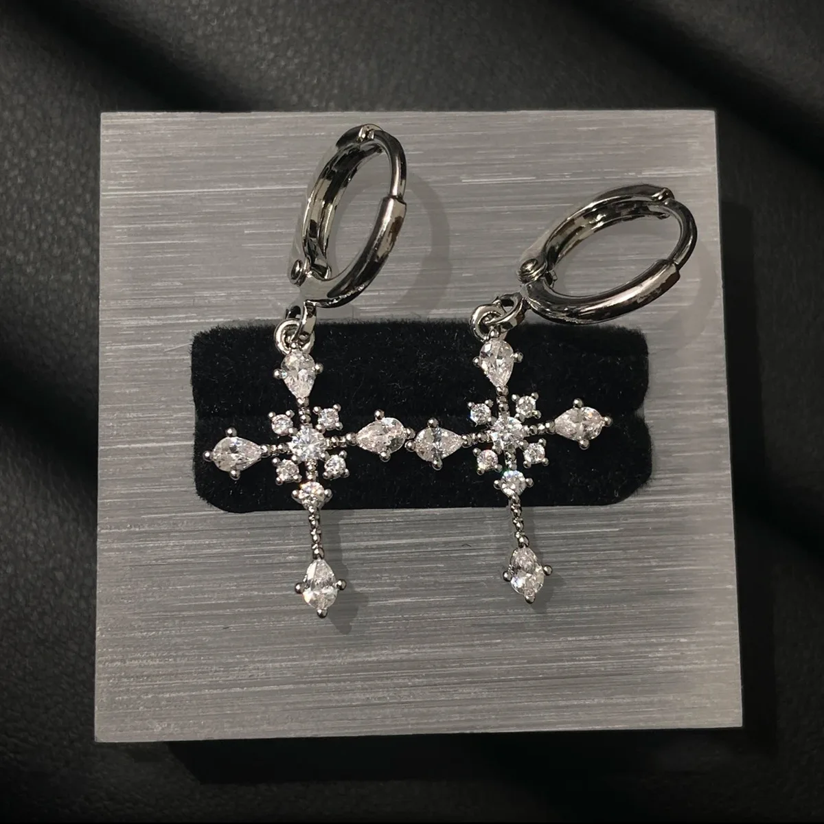 Pendientes brillantes de oro blanco y acero de titanio con forma de corazón de cuervo, colgante de cruz de cristal de hielo, puños para las orejas, Piercing para las orejas, tachuelas para los oídos