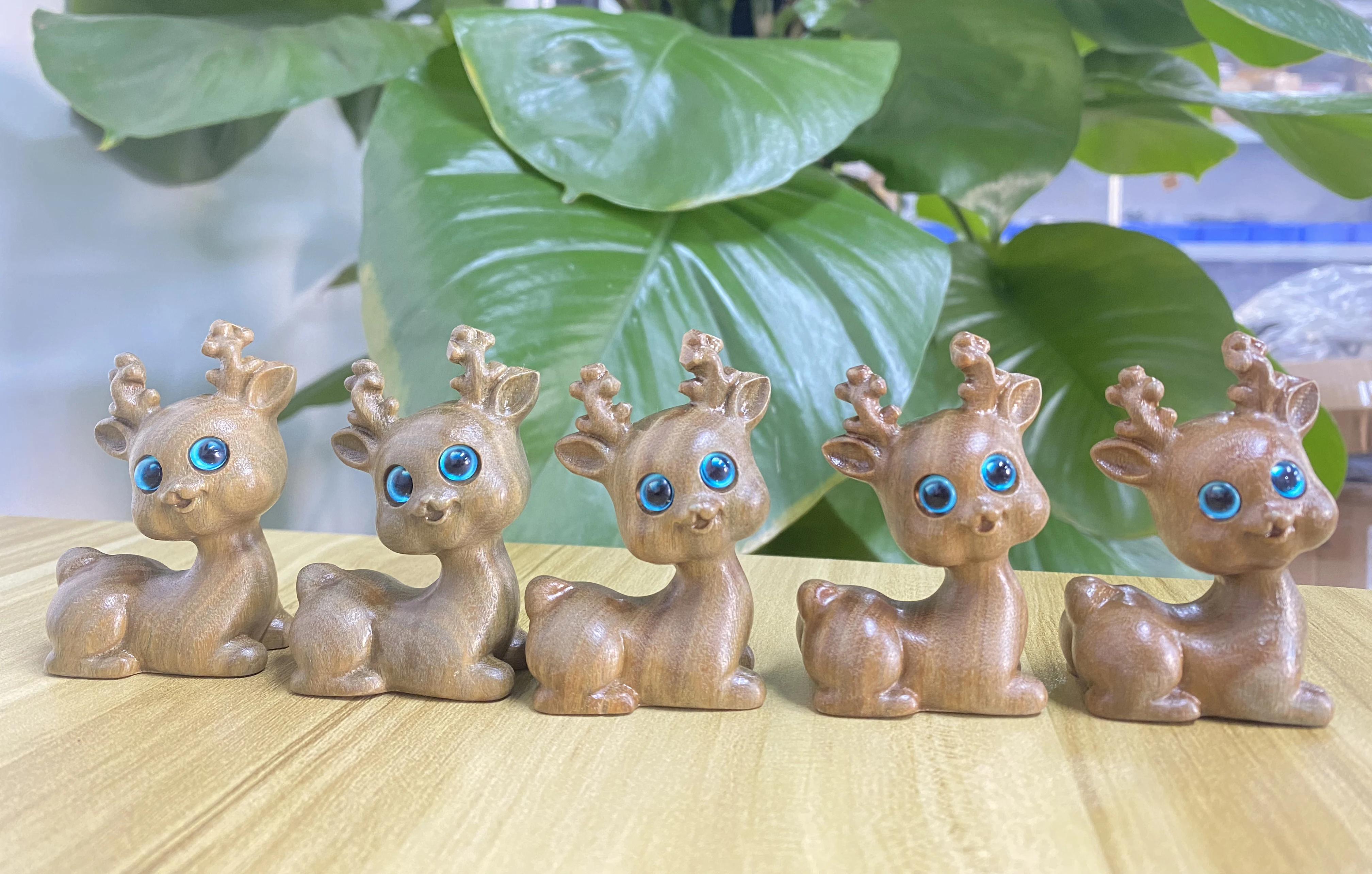 Decoration home funny gifts Green Sandalwood Animal Wood Carving Handicraft Small Deer Car Interior Desktop Accessories