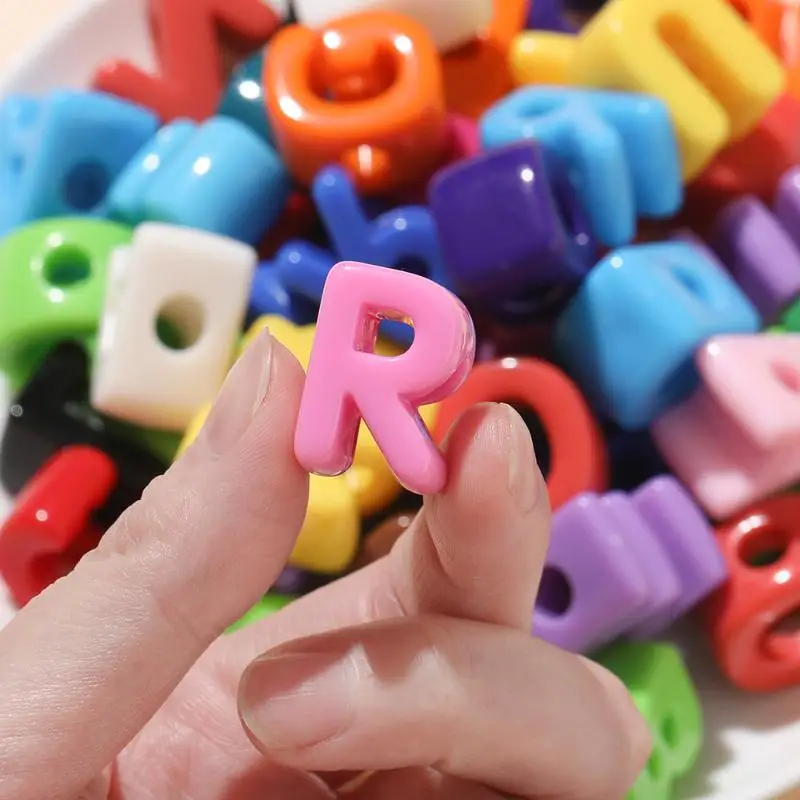 10 Stück mehrfarbige Acrylbuchstabenperlen mit Loch für DIY-Schmuckherstellung und Armbänder – Detail 7
