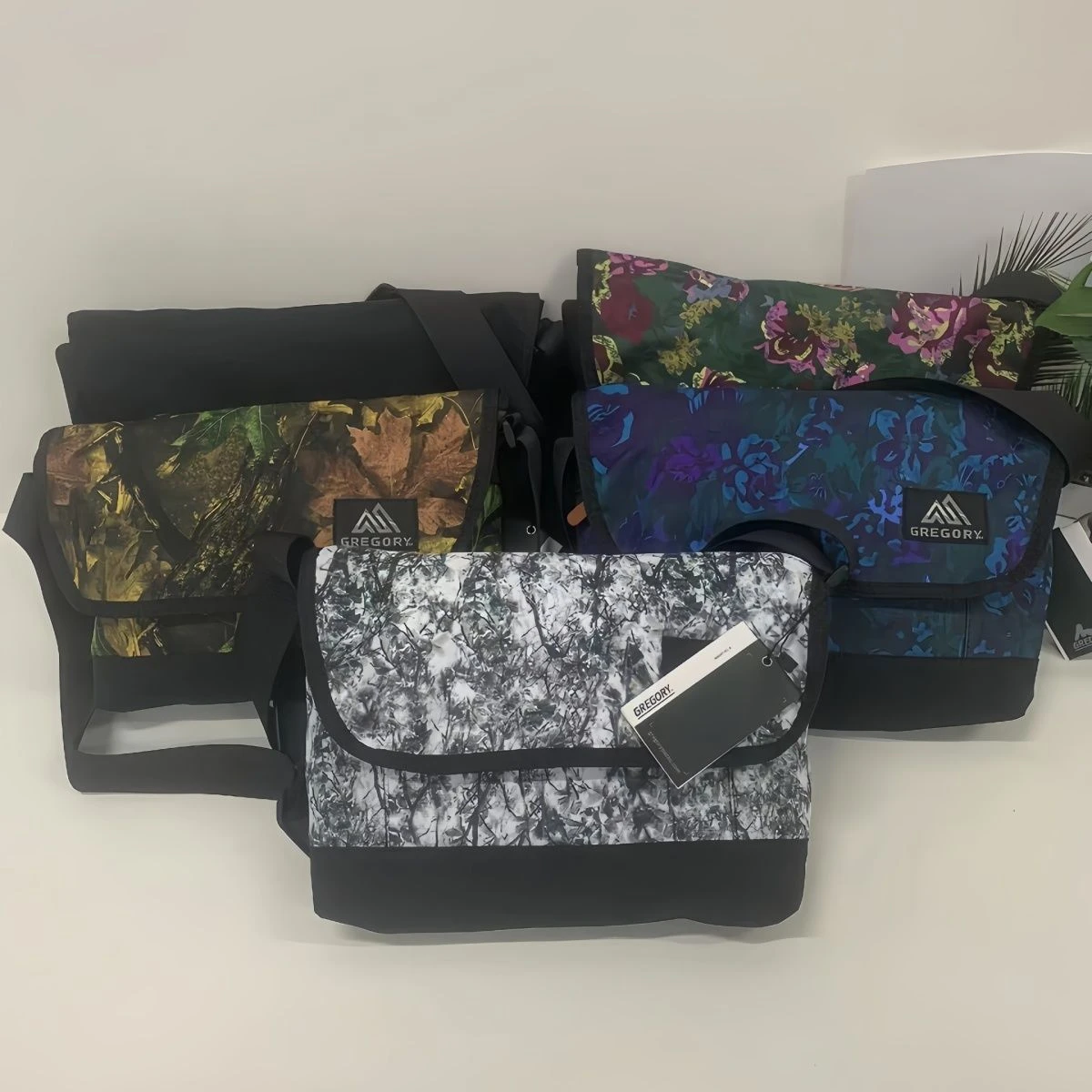 

Men's Classic Shoulder Messenger Bag, Large Capacity Wear-resistant and Durable Business Casual Crossbody Bag for Daily Commute