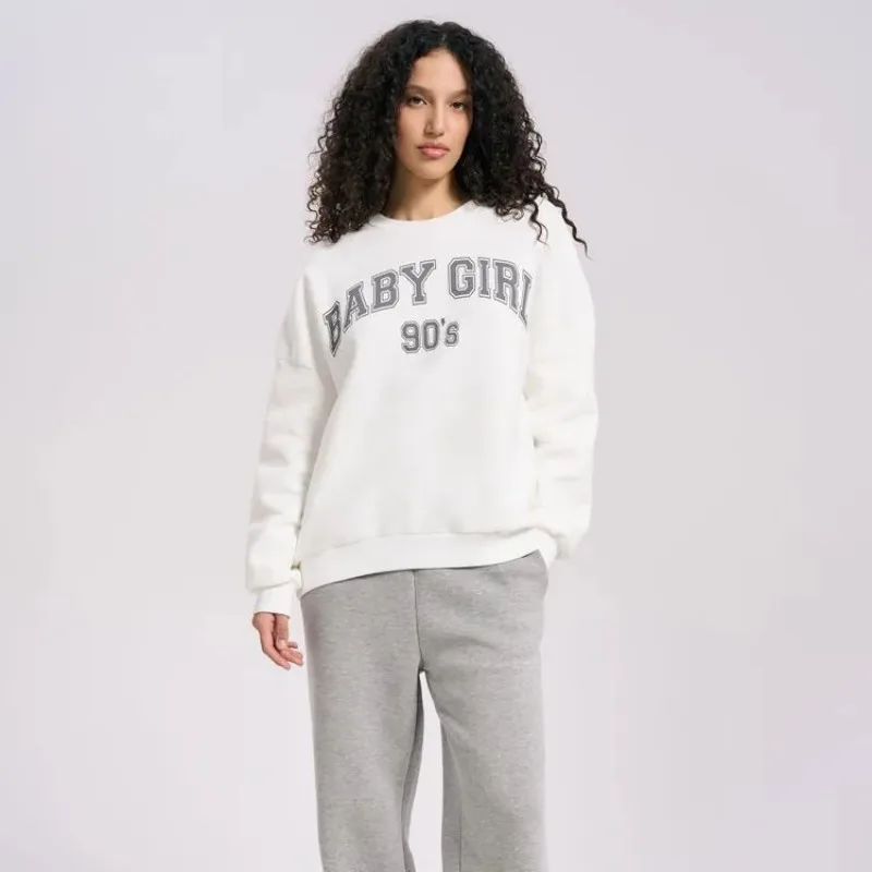 เสื้อสเวตเชิ้ตพิมพ์ลายตัวอักษรผู้หญิงสไตล์ฝรั่งเศส แฟชั่นโอเวอร์ไซส์ทรงหลวม เสื้อแขนยาวสีขาวลำลองสำหรับฤดูใบไม้ร่วง