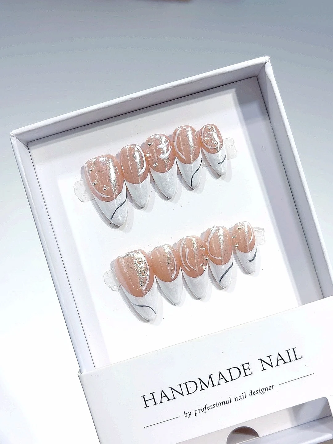 

Shiny Irregular Line Almond-Shaped Fashion Nail Art (B094)