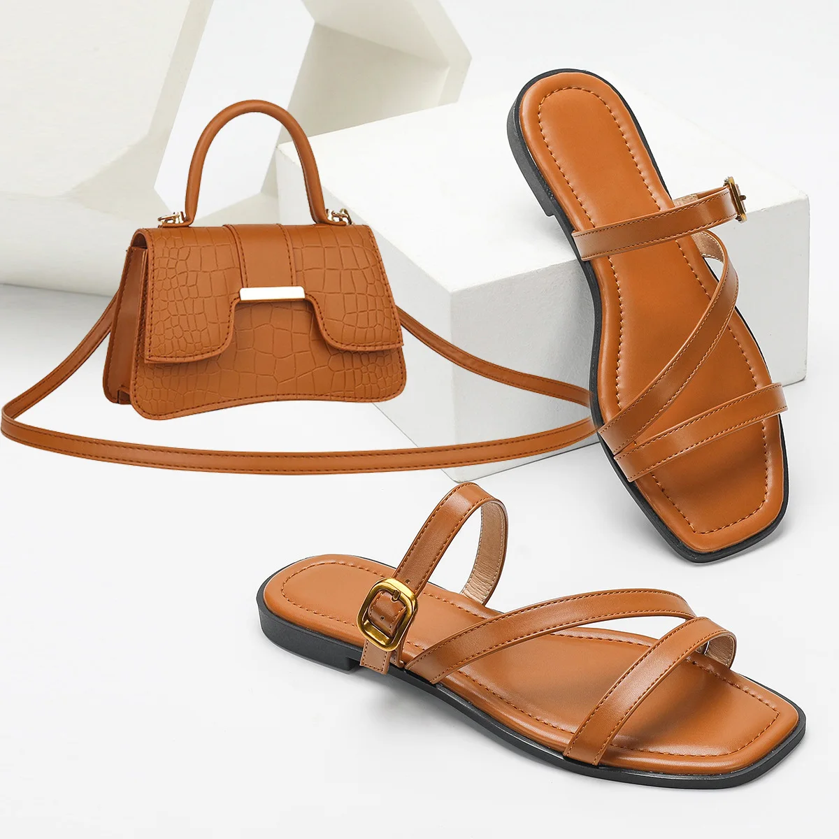 Zapatillas de verano de gran tamaño con diseño hueco de Color sólido para mujer, zapatillas planas antideslizantes con punta cuadrada a la moda, bolso de hombro con cadena