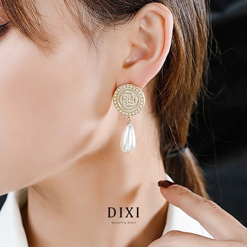 

1068 классические Xiaoxiang средневековые металлические текстуры геометрические круглые серьги-подвески из проса с каплями воды и жемчугом