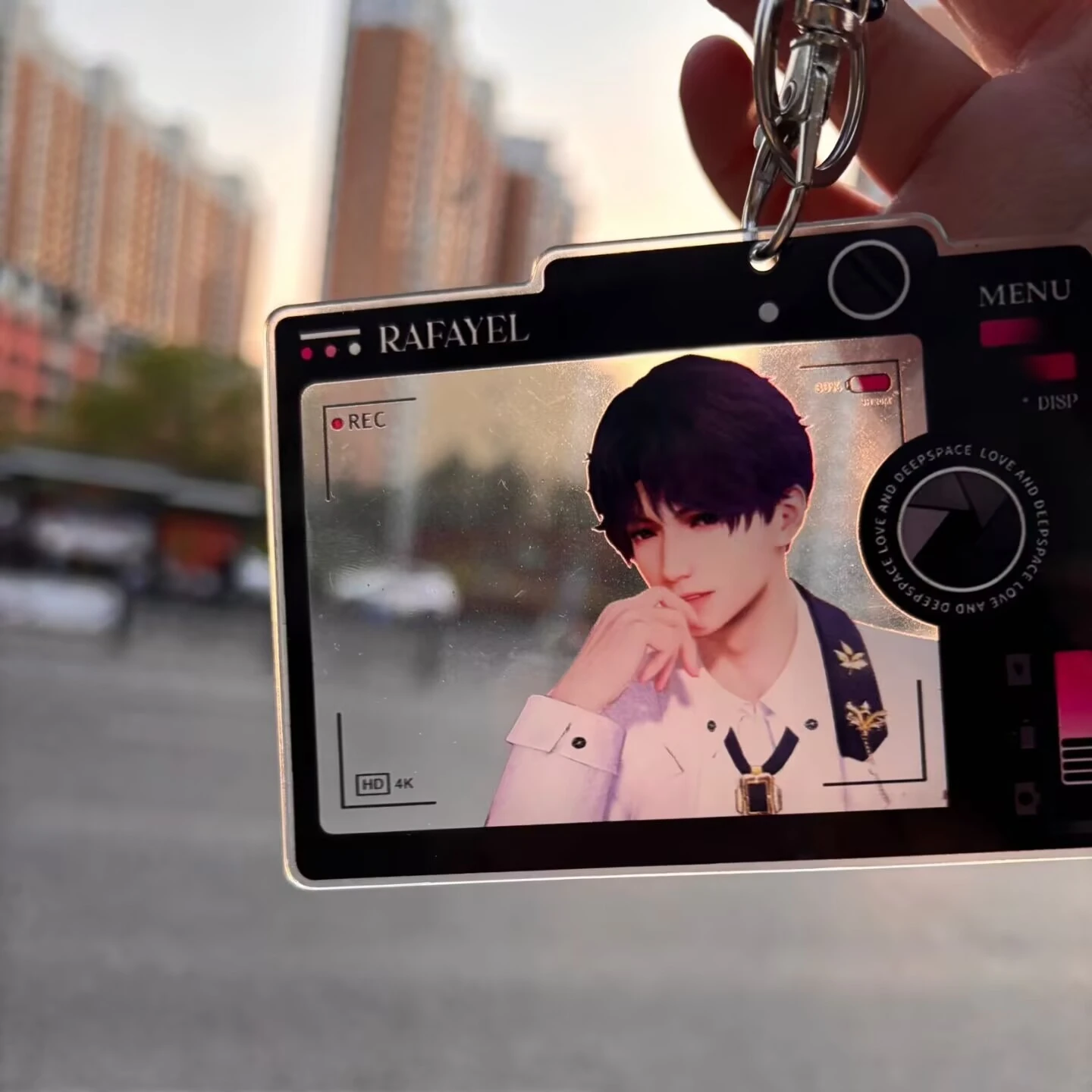 "الحب والمساحة العميقة" رافاييل تشي يو سلسلة مفاتيح مصنوعة من الأكريليك مستوى المظهر العالي قلادة تزيين مكتب الصور