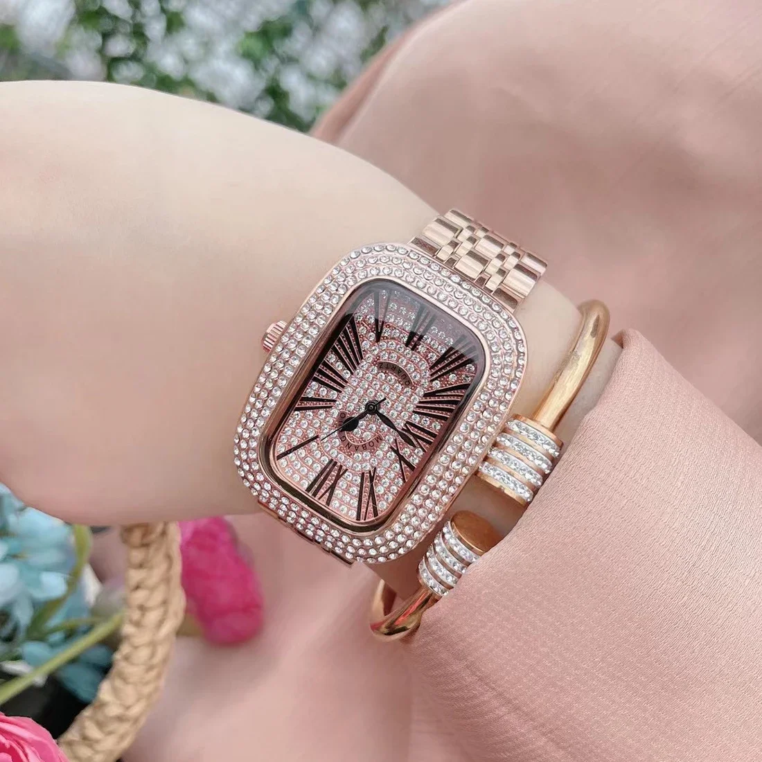 Mobangtuo Women Quartz Watch Tonneau Oval Case Diamond Iced Out Reloj Roman Numerals Dial Luxury Clock Ladies Vintage Wristwatch