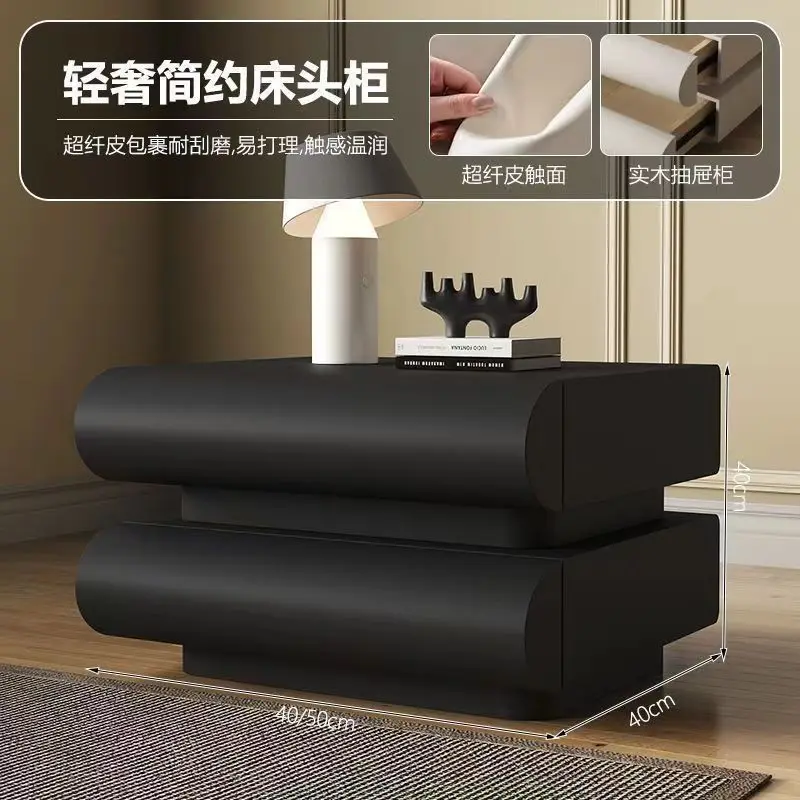 طاولة سرير جانبية بيضاء كريمية للمشاهير على الإنترنت مصنوعة من الجلد وغرفة نوم إيطالية بسيطة