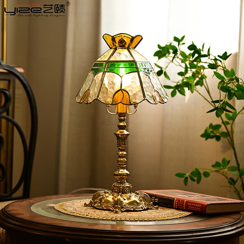 

French bedroom high-end medieval atmosphere old Shanghai bedside lamp American retro high-end sense Nordic literary small table
