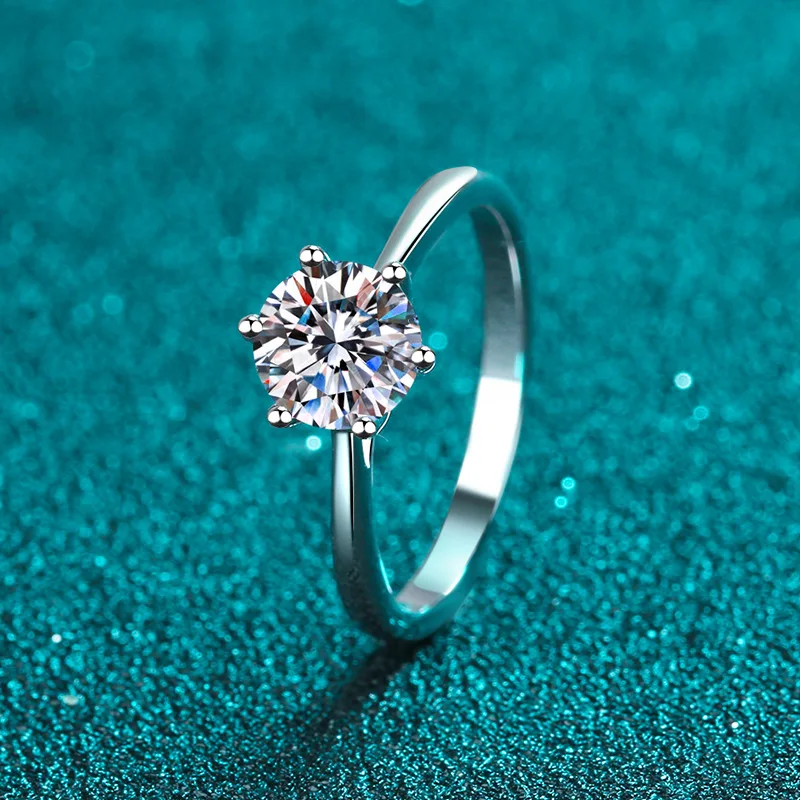 

A 925 silver 1 carat moissanite classic casual temperament versatile high quality heart-shaped men and women couple ring