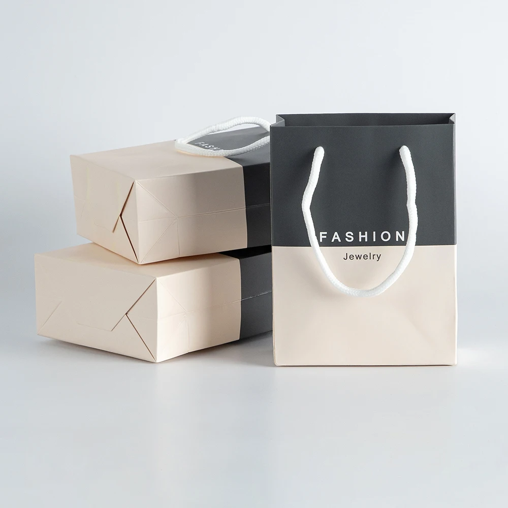Luxury Bulk Environment Friendly Kraft Gift Bag for Pajamas Clothes Shoes Packaging Birthday Wedding Xmas Paper Handle Tote Bag