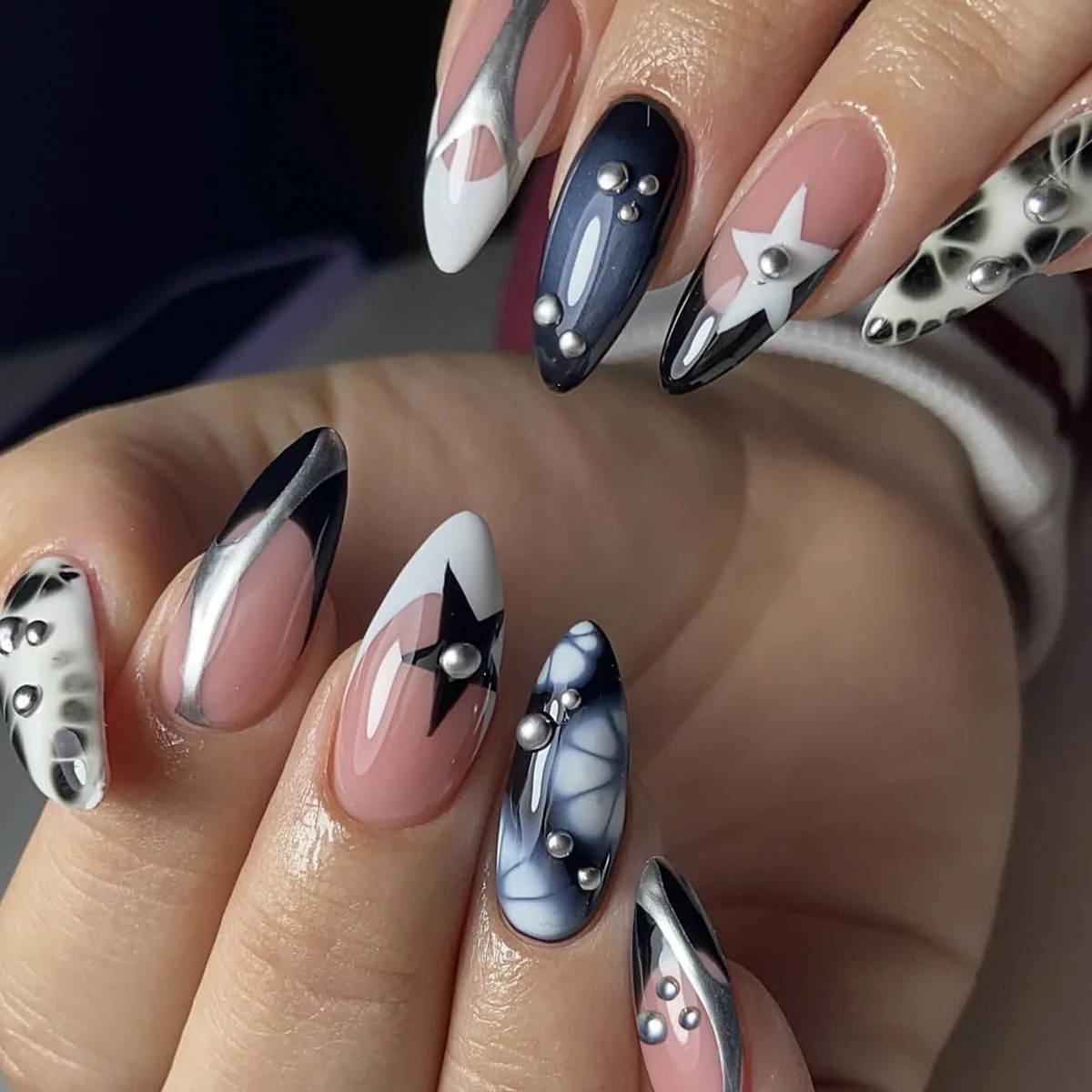 

24Pcs Almond Fake Nails Irregular Black/White French Press On Nails Y2K Star Designs Spicy Girls Charm Manicure Beads Decor