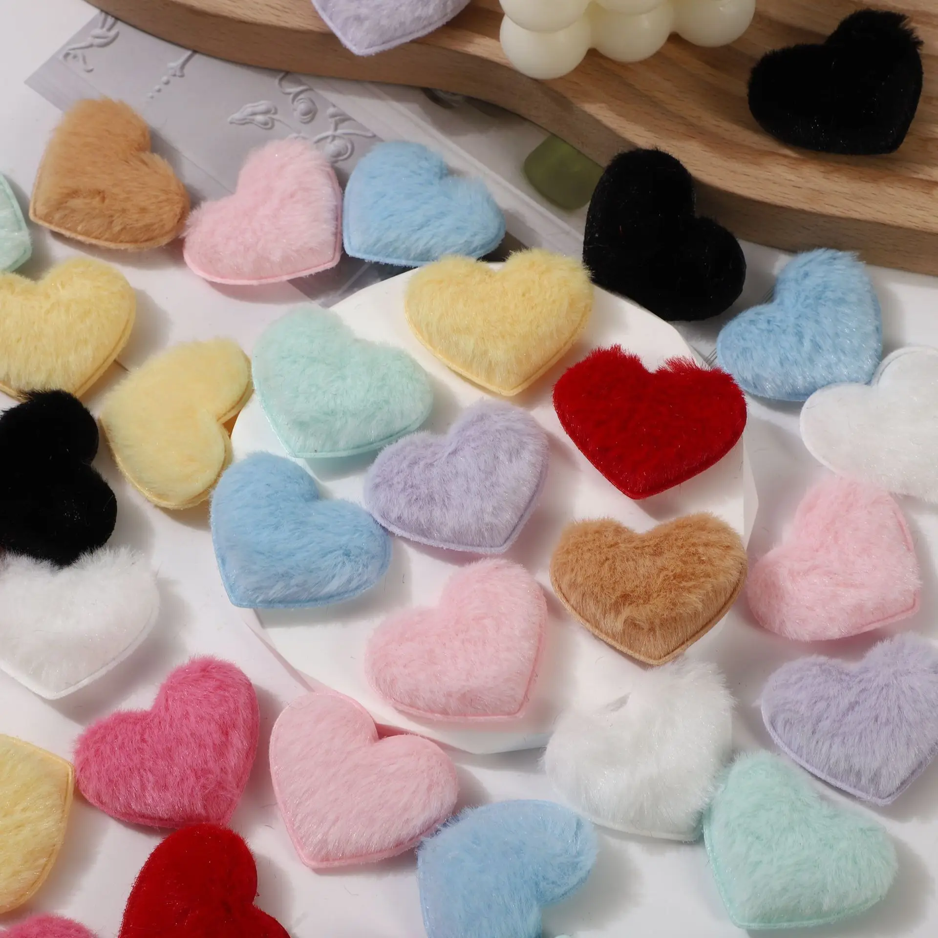 40 Uds 4,5x3,8 CM corazón de fieltro peludo amor apliques acolchados para DIY accesorios de Clip para el cabello ropa sombreros bolsa decoración parches