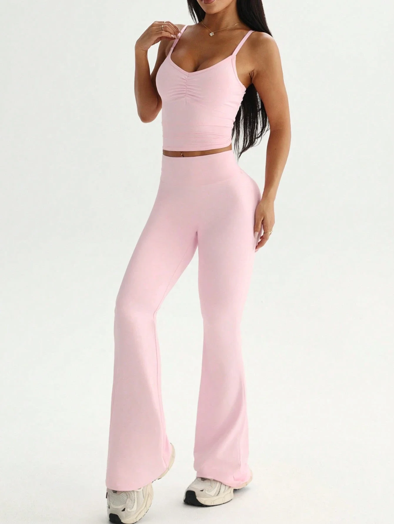 

Розовый женский спортивный комплект из 3 предметов: топ с длинными рукавами, топ с регулируемыми бретелями и расклешенные брюки с высокой талией
