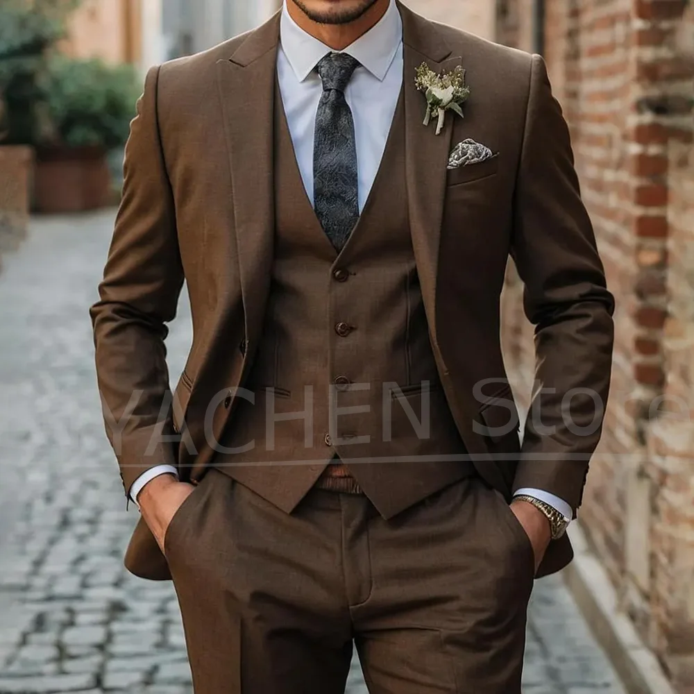 

Brown Men Suits Chic Peak Lapel Single Breasted Outfits Fashion Solid Color Formal Party Prom Groom Wedding Tuxedos 3 Pieces