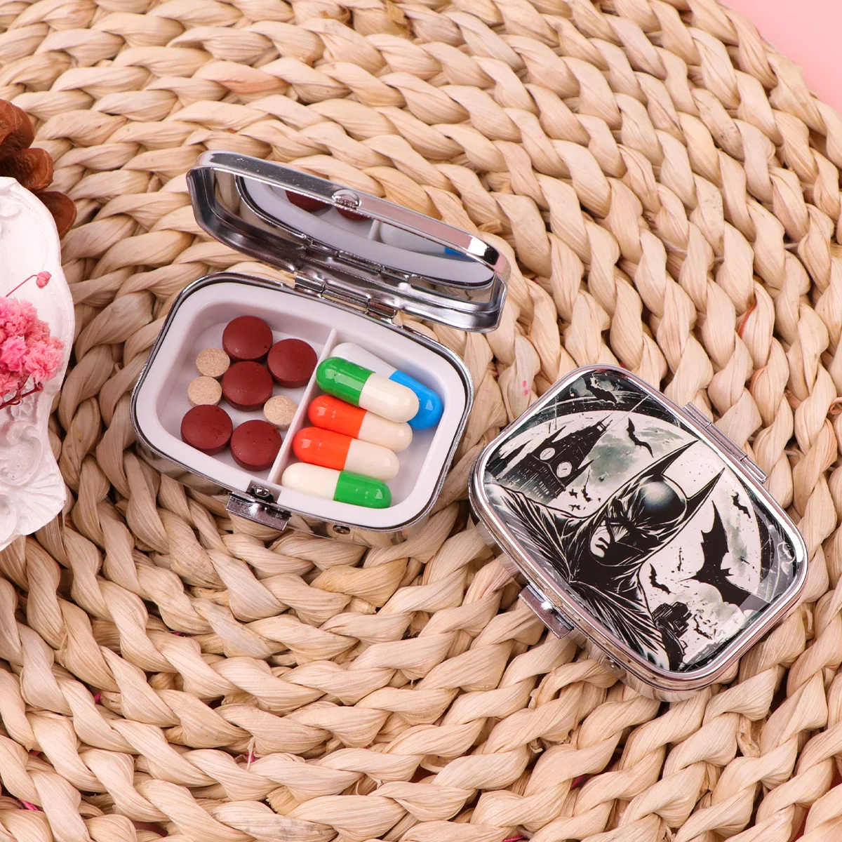 صندوق حبوب البطل الخارق من فيلم رائع، صندوق حبوب مربع معدني مقسم للسفر، علبة دواء محمولة، علبة حاوية حبوب صغيرة