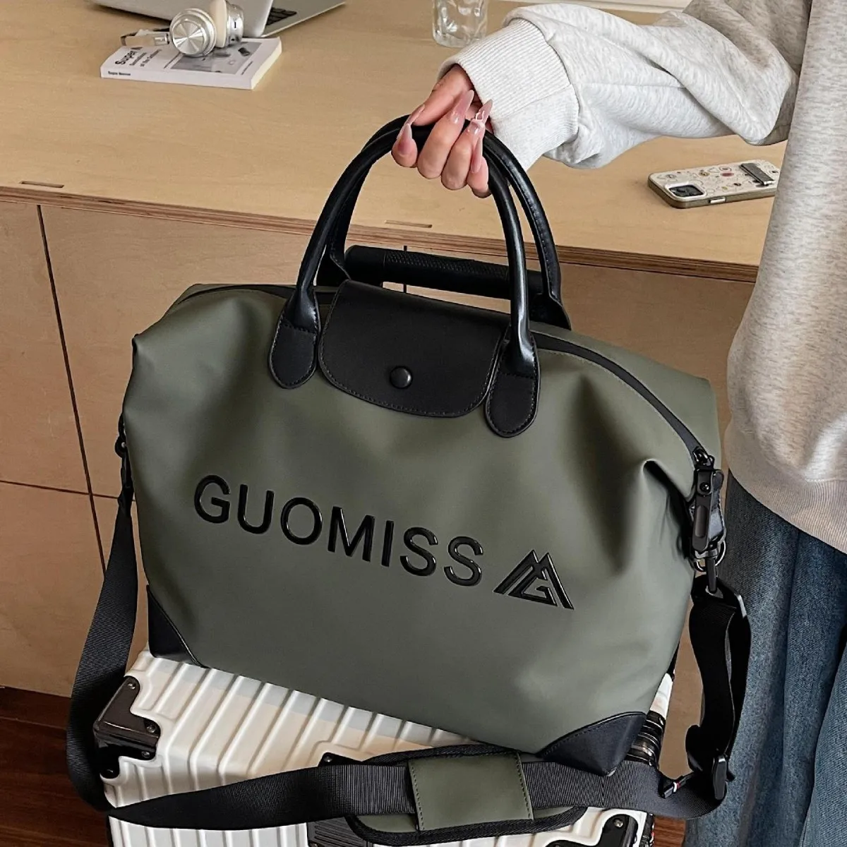 

Trending New Women's Travel Bag – Spacious Tote for Yoga, Gym, and Short Trips, with Crossbody Functionality
