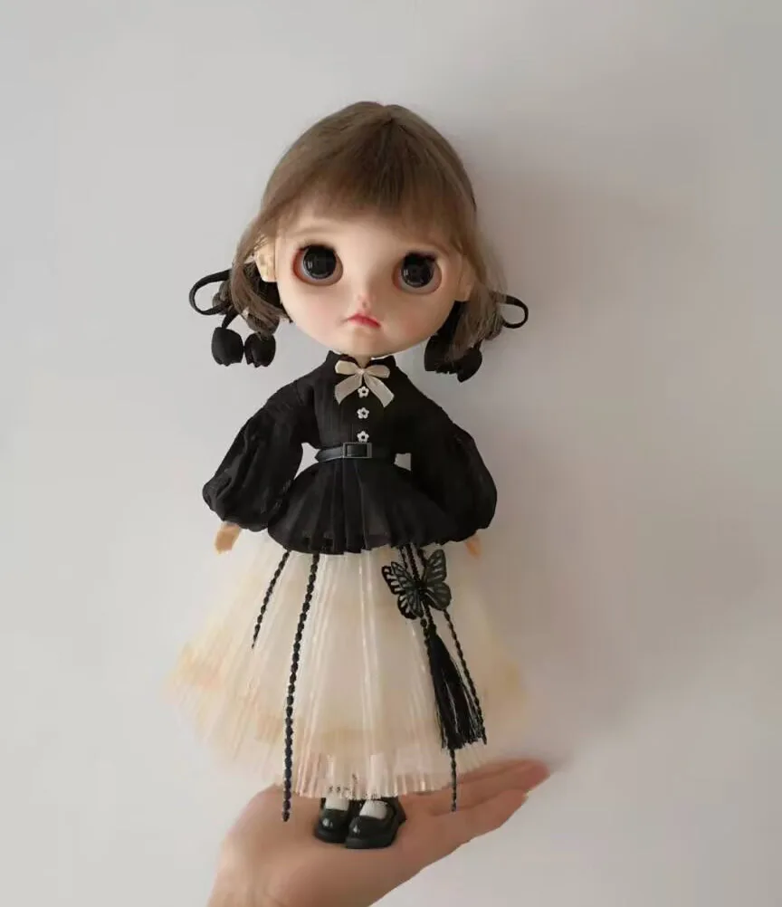 Blythe sleeved top, outer skirt, base skirt, butterfly pendant, hair clip, belt, socks (Fit for azone,Pullip,Ob22,24,26, Licca)