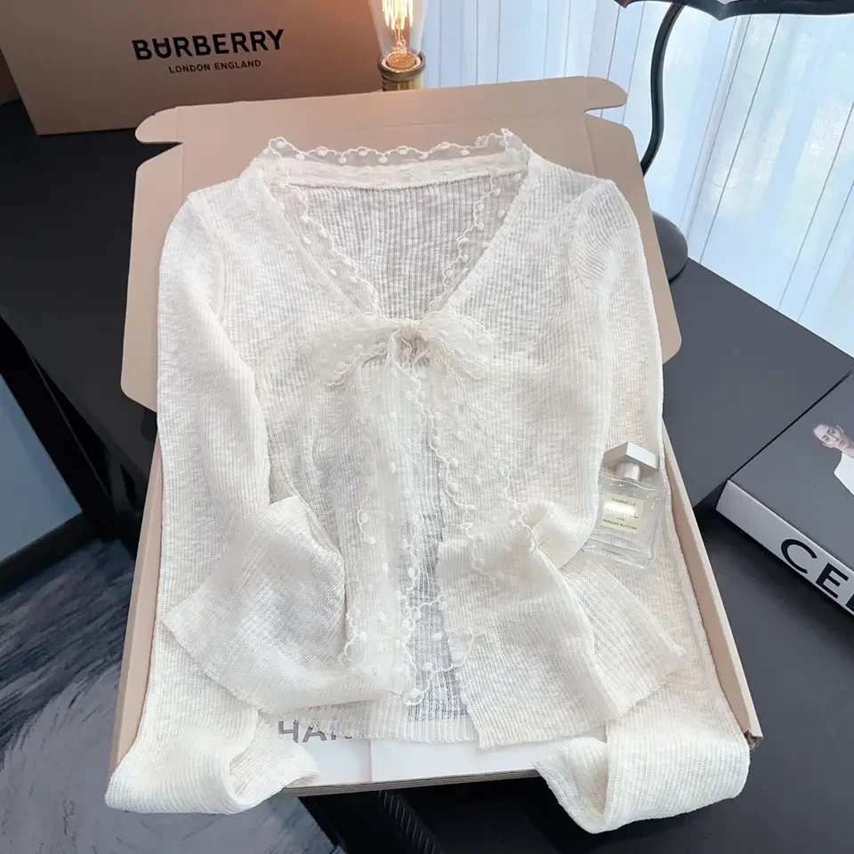 Cárdigan de punto con protección solar de encaje y lazo para mujer, novedad de verano, Top holgado con cuello en V, versión coreana, abrigo versátil de manga larga de Color sólido
