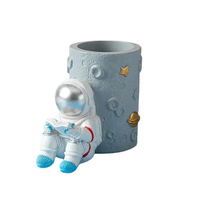 

Nordic Astronaut Figurine Pen Holder Resin Spaceman Statue Modern Home Decor Desktop Storage Box Pencil Holder Gift for Stduent