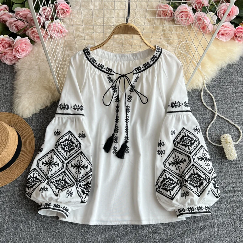 بلوزة قميص بأكمام واسعة وطني للربيع والصيف لعام 2025 بلوزة نسائية مطرزة برباط على شكل حرف v فضفاضة بتصميم بوهيمي للشاطئ