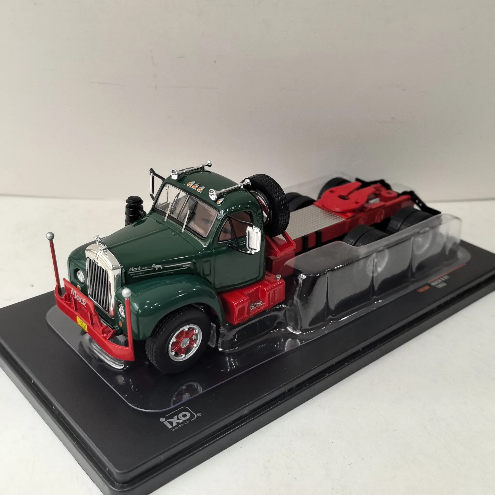 รถบรรทุก MACK B 61 ปี 1953 รุ่น Diecast IXO สเกล 1:43 ของเล่นสะสม ของที่ระลึก ของขวัญ ตกแต่งโชว์