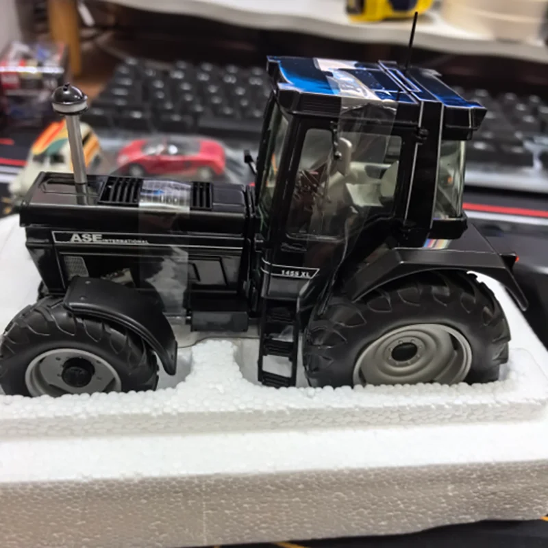 

SCHUCO 1:32 Scale Alloy International 1455 XL Tractor Model Finished Product Simulation Toy Collection Gift Static Display