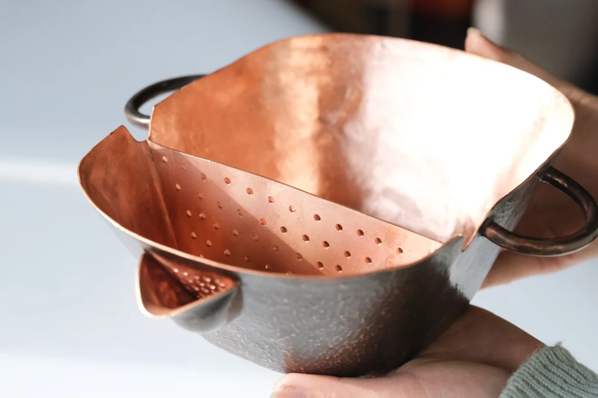 The product can be customized. Handmade pure copper ancient method tea pot made of red copper old furnace tea pot made of