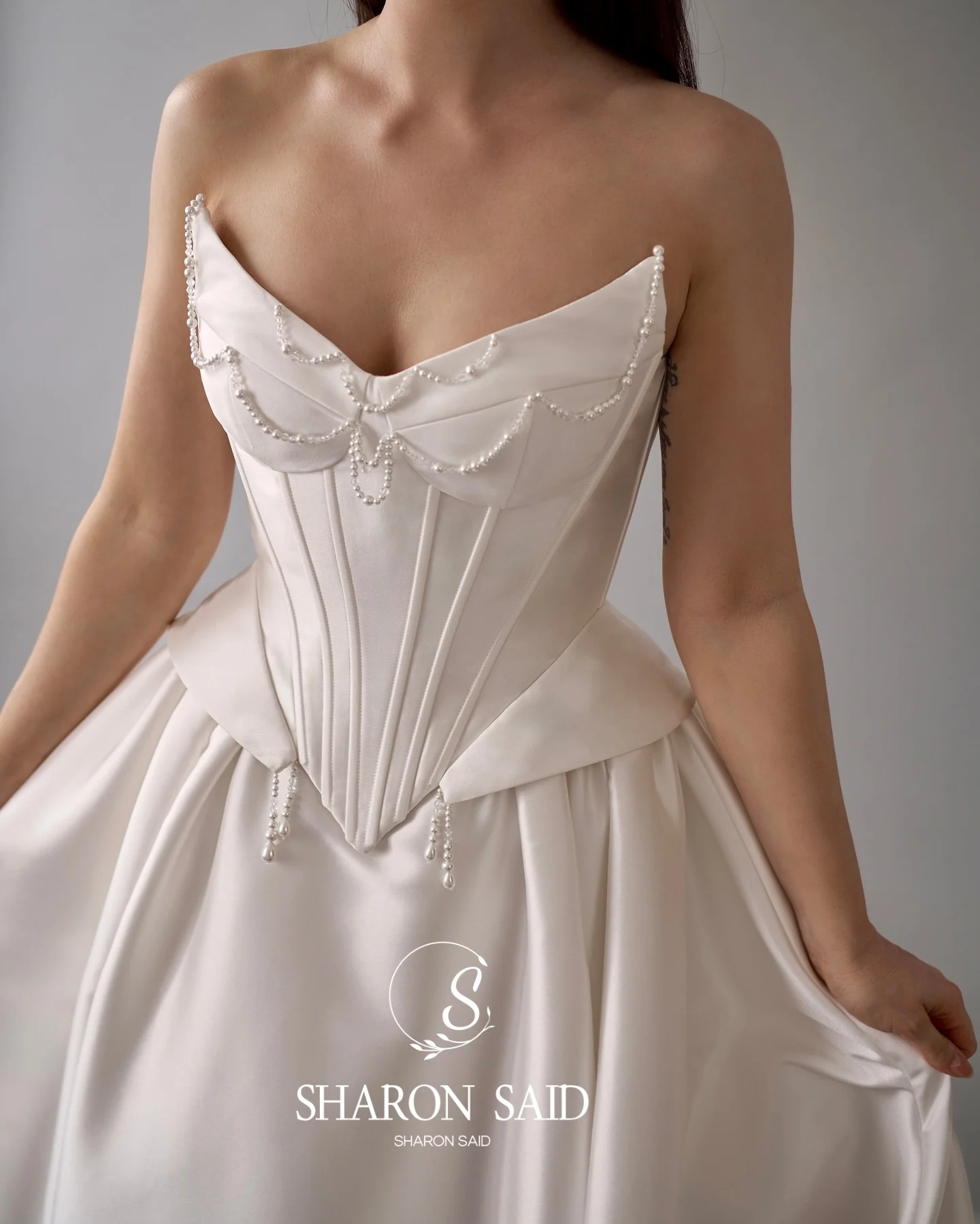 Sharon Said Elegante Satijn A-lijn Off White Trouwjurk voor Vrouwen Sweep Trein Eenvoudige Sweetheart Bruidsjurken SW057 Aangepaste