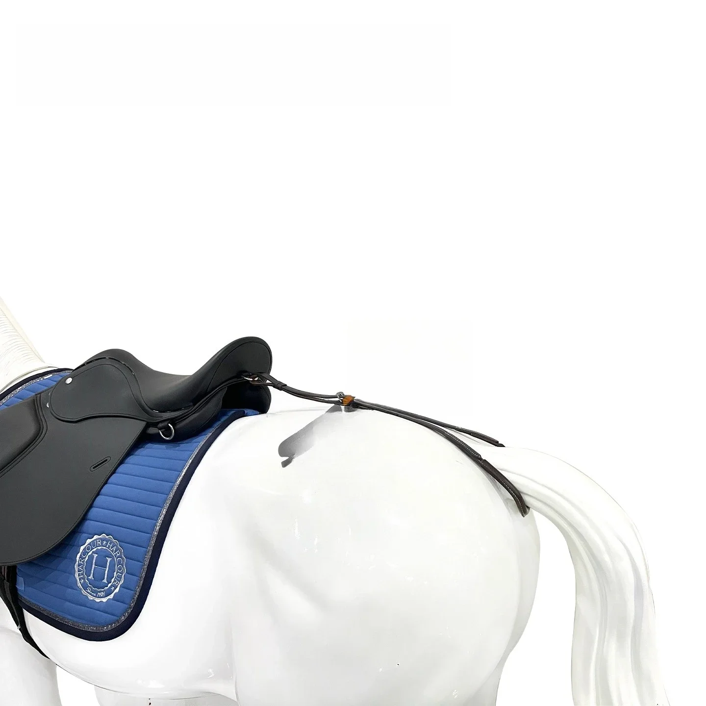 Saddle accessories, anti-scurrying pommel back mound, ponytail