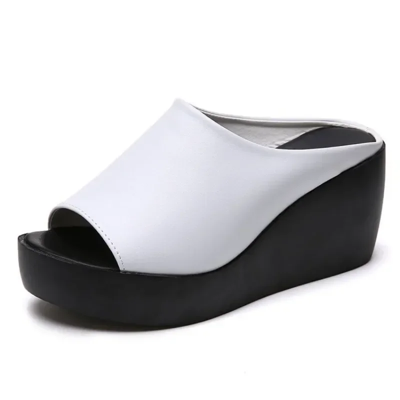 Modische Damen Keilabsatz-Slipper mit Offener Zehenpartie, Plateau-Sandalen zum Hineinschlüpfen, Weiches Leder, Lässige Sommer-Outdoor-Mules – Detail 9