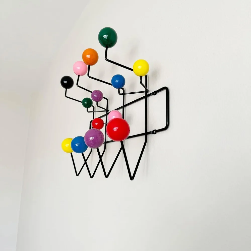 رف معطف مثبت على الحائط على الحائط على شكل فقاعات حديثة في منتصف القرن، إطار أسود على شكل كرة ملونة