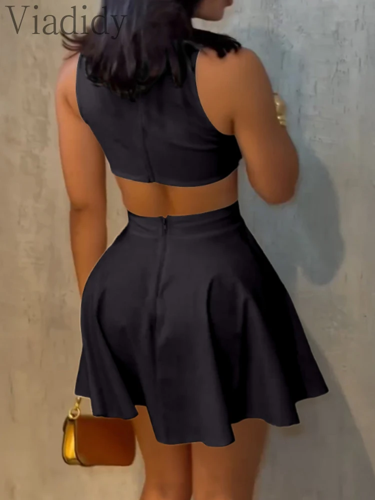 Robe de soirée sans manches, col rabattu, décoration de boutons, découpe à la taille, fermeture éclair au dos, robe trapèze