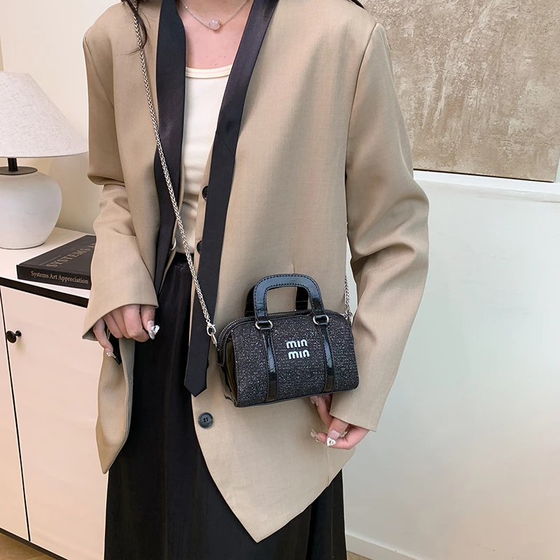 

Vintage Minimalist Elegant Clutch Bag For Leisure Activities Featuring Letter Logo And Solid Color