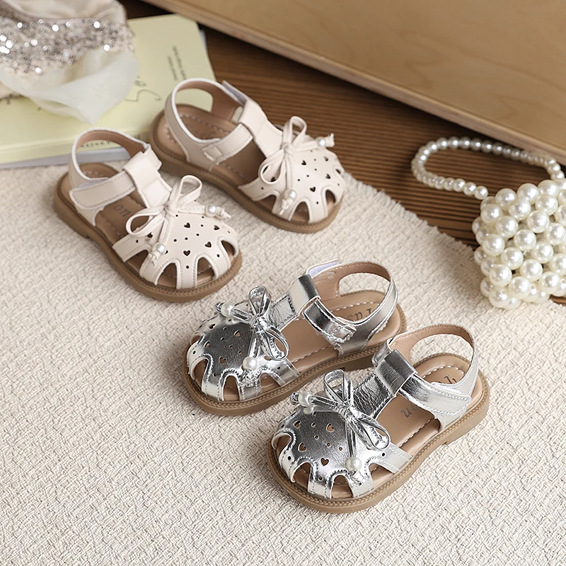 

Детские сандалии с закрытым носком, бантом и жемчугом, с вырезами в форме сердца, нескользящие, на мягкой подошве, летние туфли для девочек в стиле принцессы
