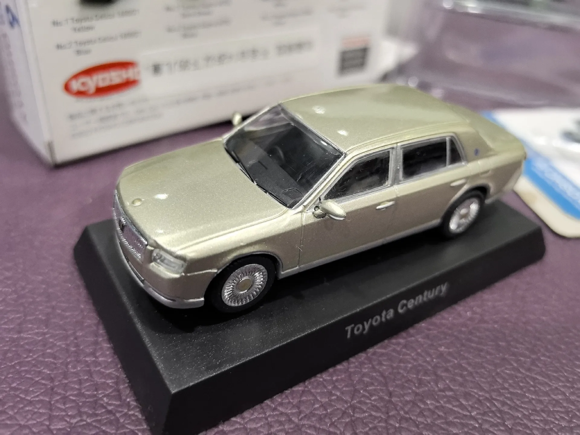 

Diecast KYOSHO 1:64 Scale TOYOTA Century Volvo Trailer Truck Alloy Car Model Collectible Toy Gift Souvenir Display Ornament