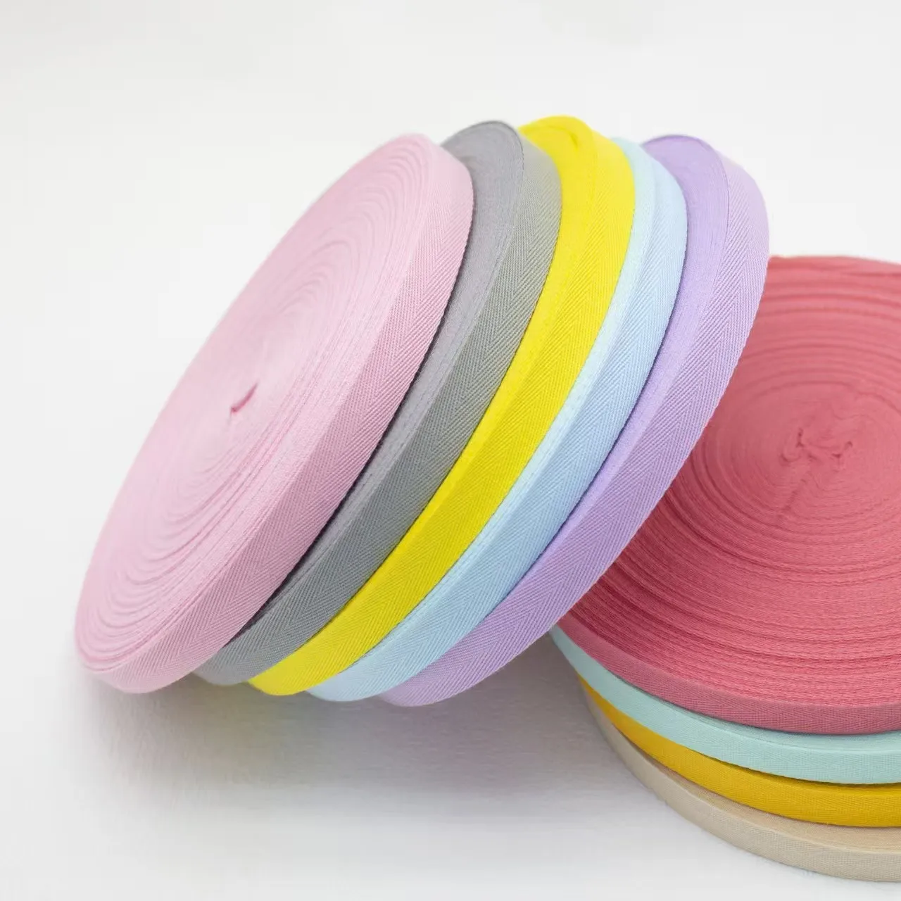 

Двойная елочка из полипропилена диаметром 2,2 см: доступна в нескольких ярких цветах для универсального применения.