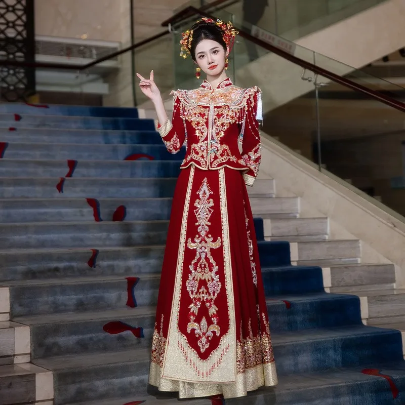 فستان الزفاف الجديد على الطراز الصيني مع أنماط التنين والعنقاء للخروج من الصناعة الثقيلة
