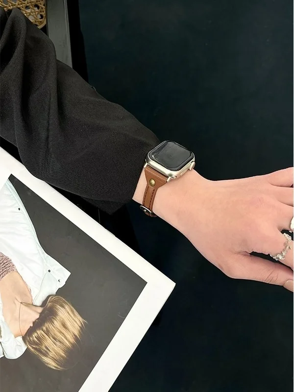 

Модный кожаный ремешок для iWatch с узким профилем, совместимый с размерами 38 мм, 40 мм, 41 мм, 42 мм, 44 мм, 45 мм, 49 мм.