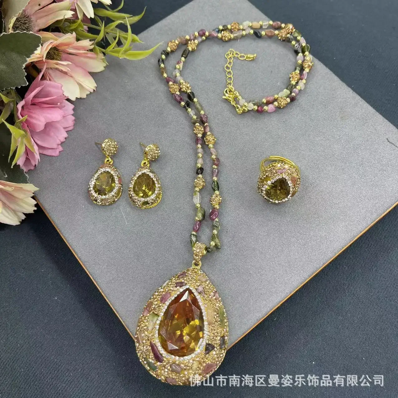 Türk anite anite renk değiştiren taş doğal turmalin zarif üç parçalı set ile kakma, fransız vintage ortaçağ takı