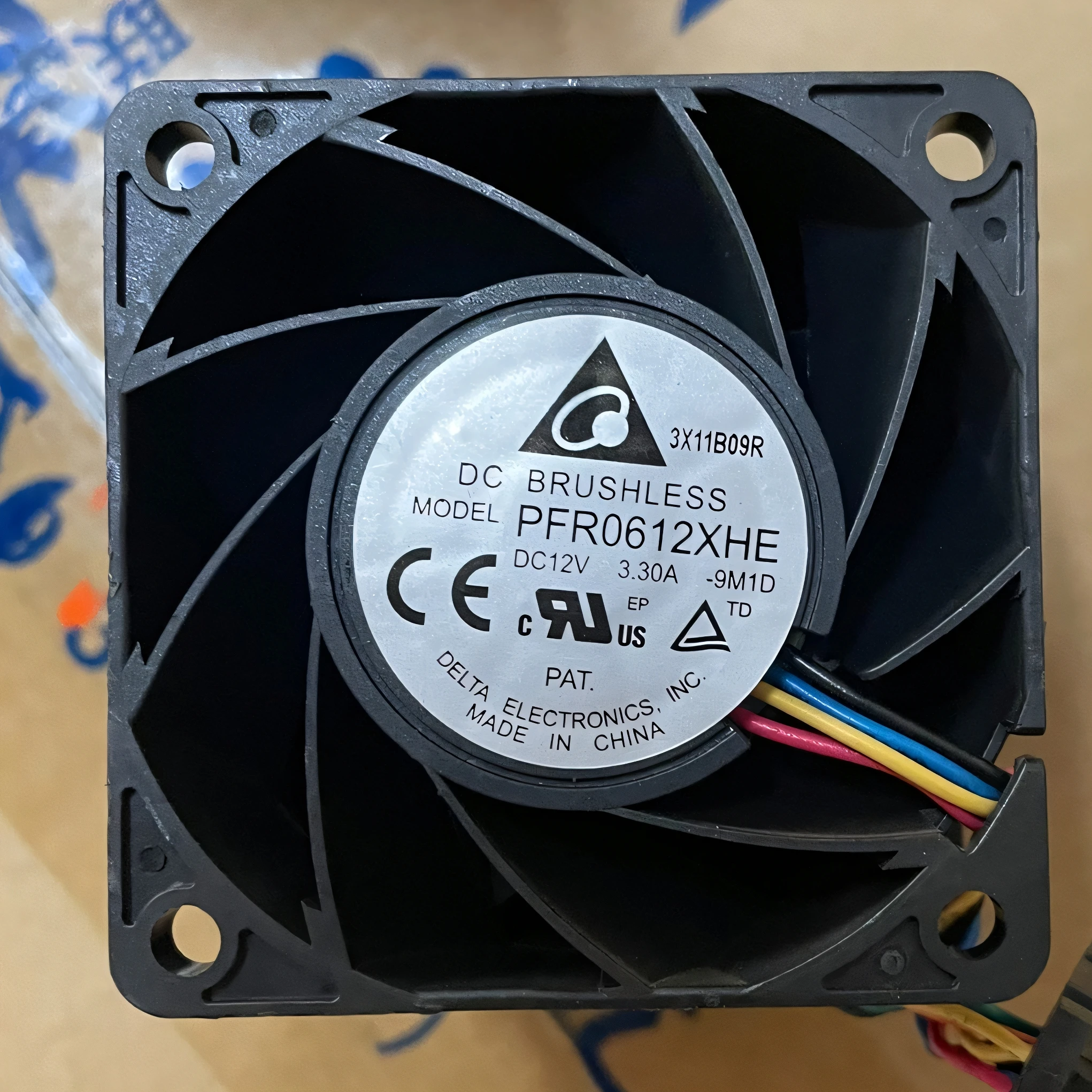 

Delta PFR0612XHE 9M1D DC 12 В 3,30 А 60x60x38 мм 4-проводной охлаждающий вентилятор для сервера