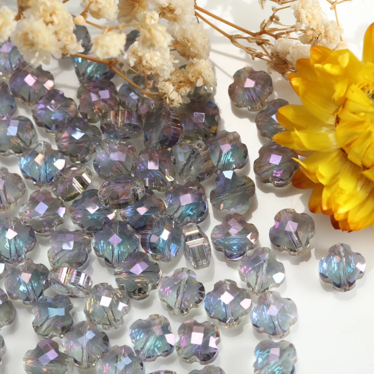 Blau-lila Aurora 8mm transparente vierblättrige Kleeblatt-Glasperlen, lose Perlen für DIY-Armbänder, Ohrringe, Schmuckherstellung.